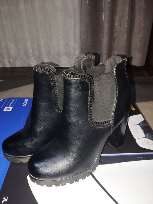 Ghete dama mărimea 38, respectiv 39