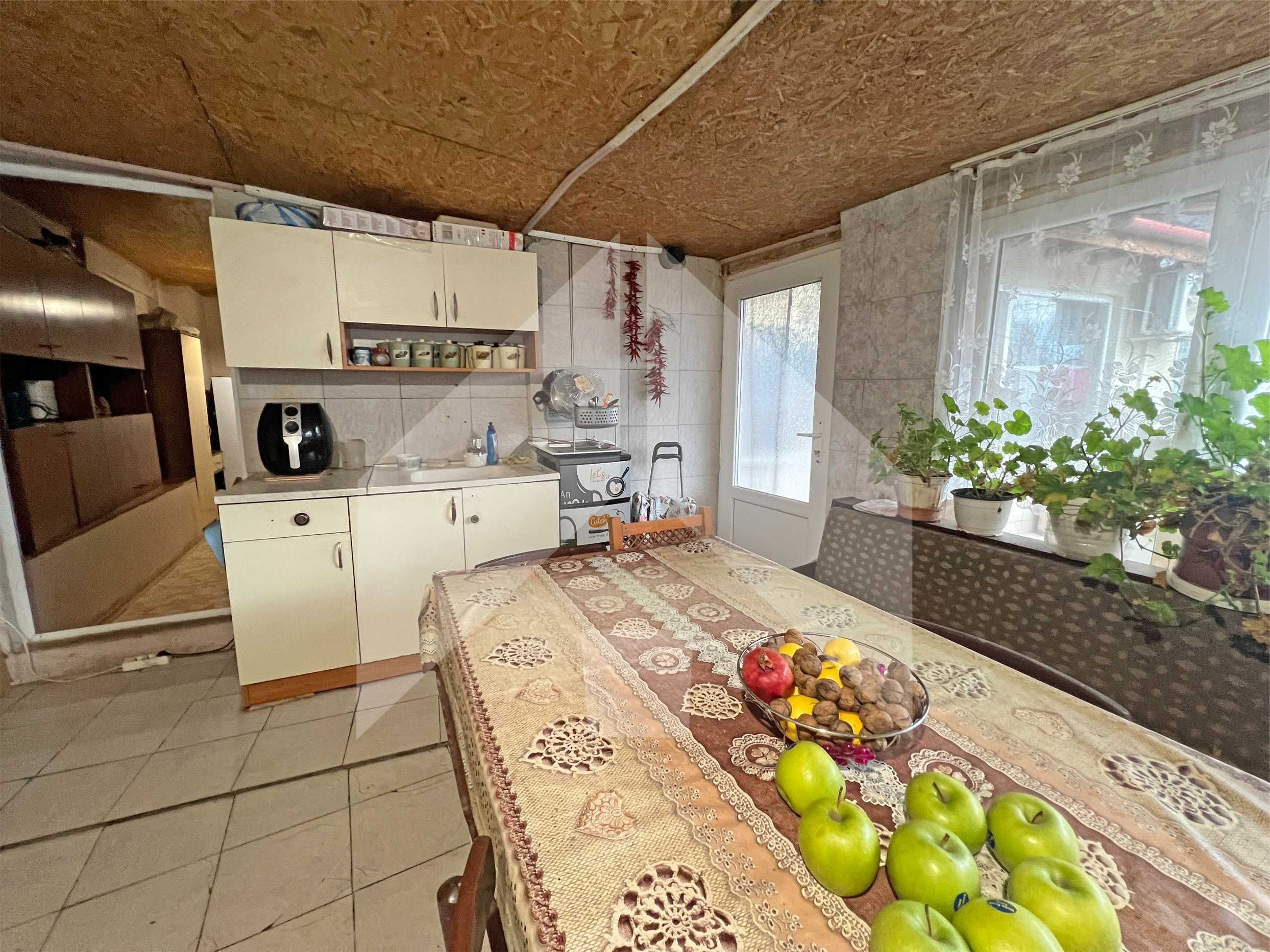 Продава едноетажна, самостоятелна къща в Нови пазар. Площ 147 кв. м.!