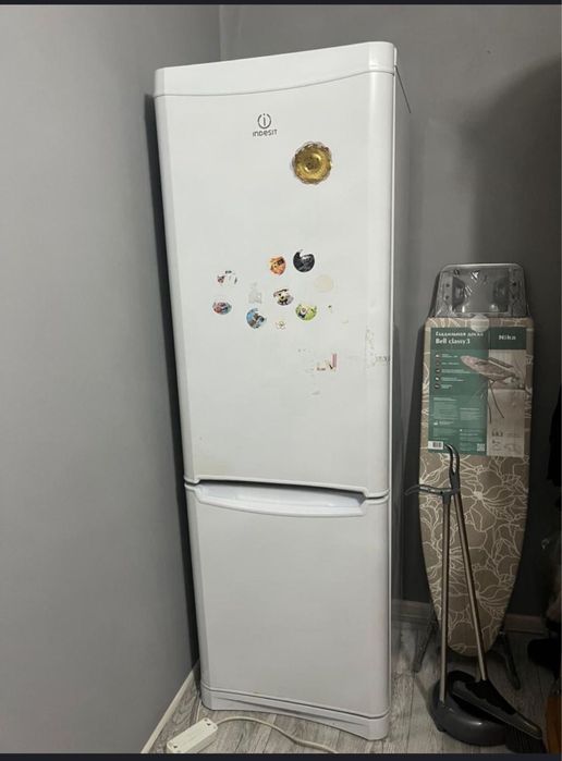Холодильник от бренда INDESIT. В хорошем состоянии!