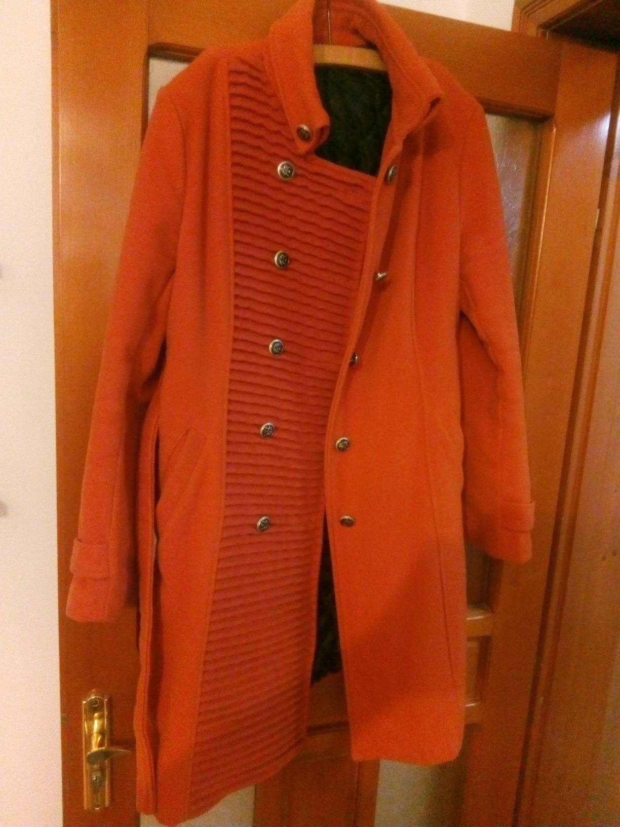 Palton de culoare portocaliu