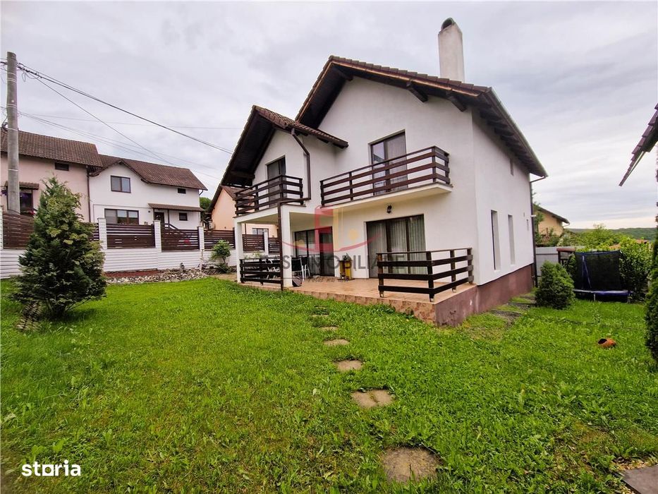 Vila frumoasa cu 4 camere,3 bai,curte individuala,,Corunca