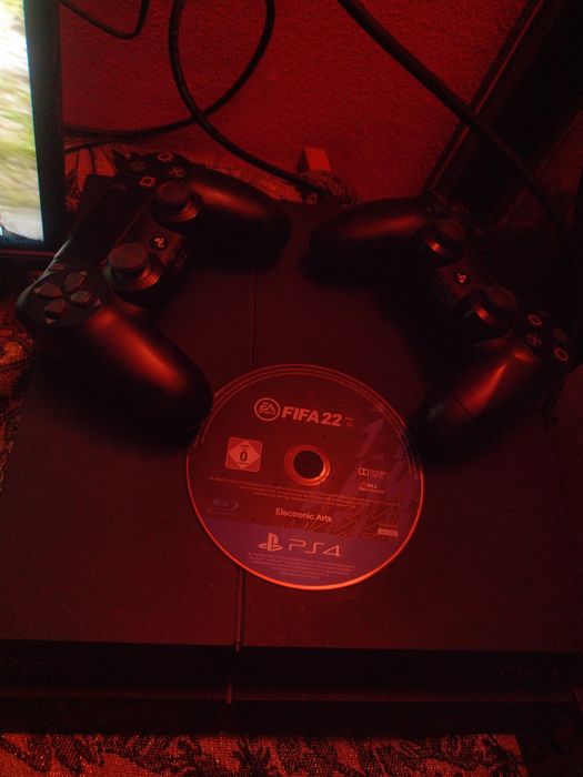 Vând PS4 cu două manete plus FIFA 22