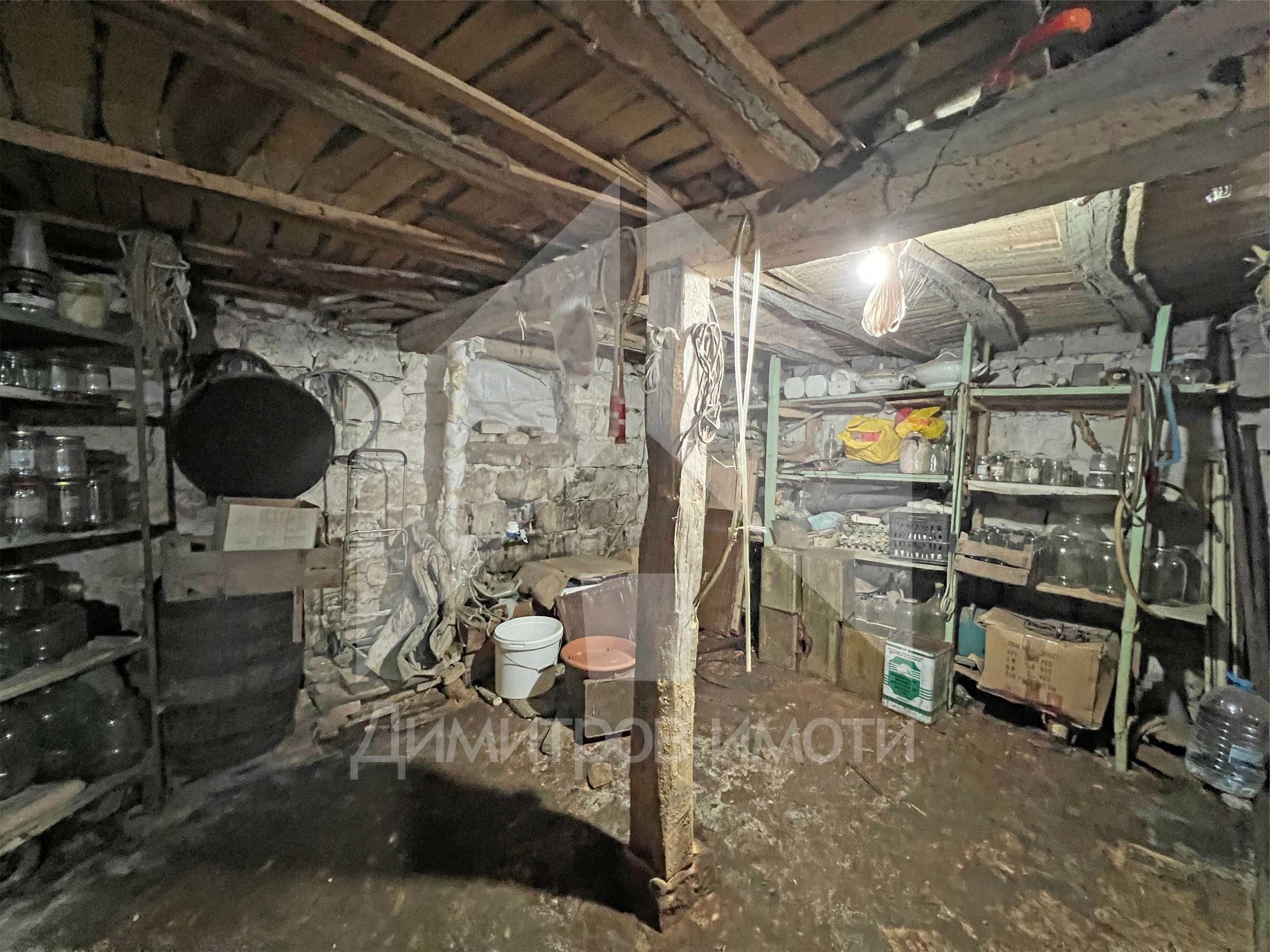 Продава самостоятелна, еднофамилна къща с равен двор гр. Нови пазар.
