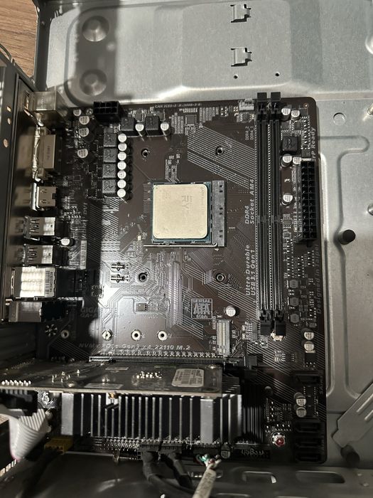 Placa de baza Gigabyte cu procesor Ryzen 3 1200