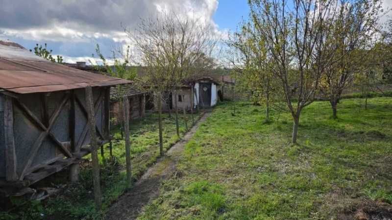 Къща в тихо и спокойно село .