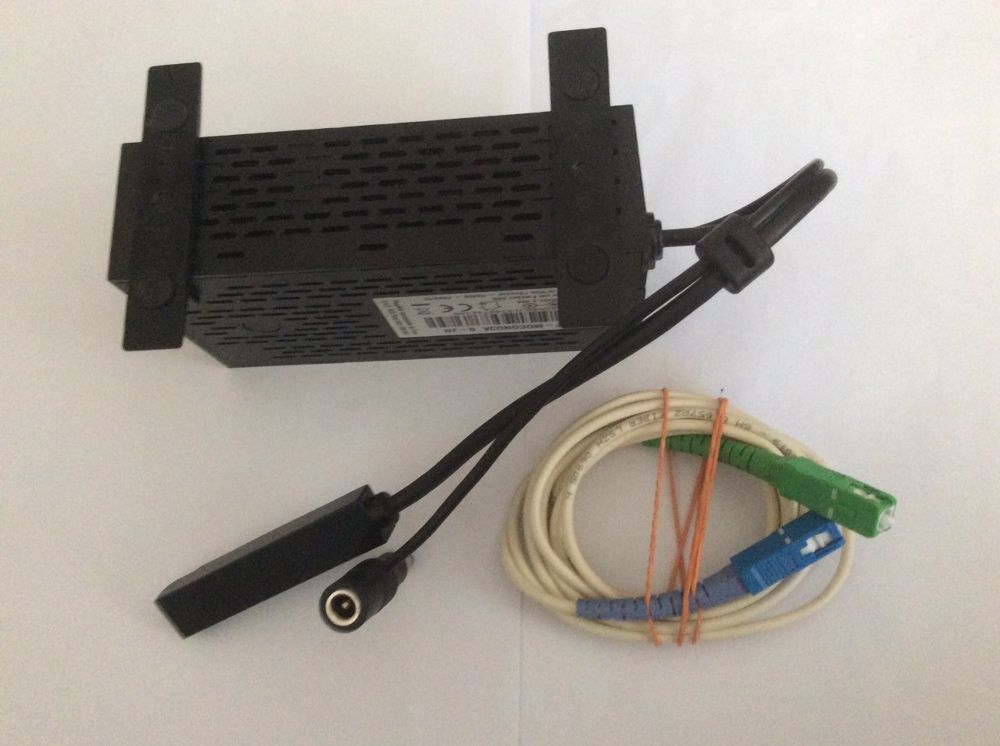 Box convertor Freebox fibra optica  model F- MDCONU3A cu cablu