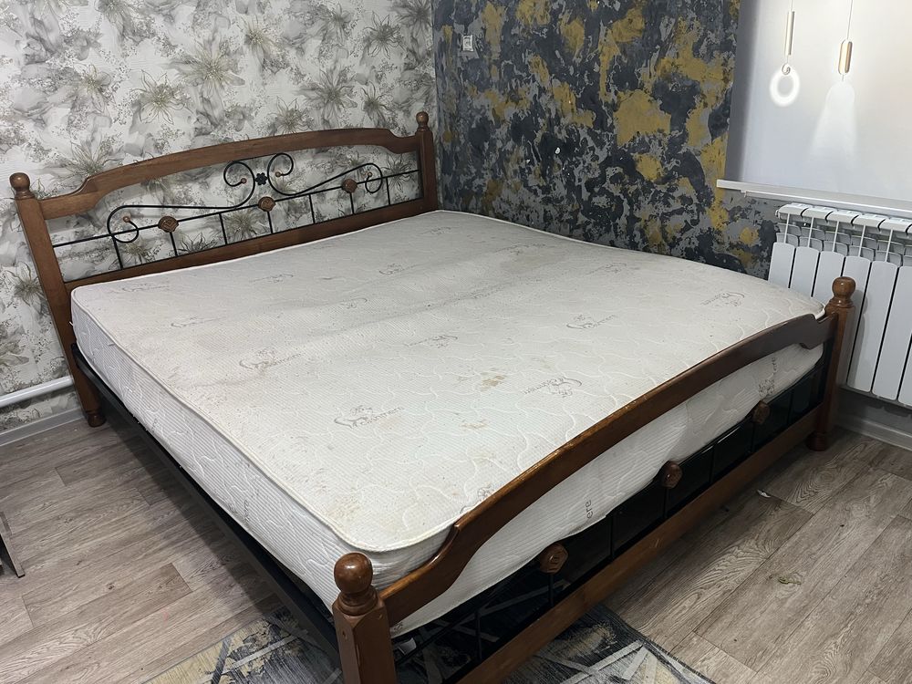 Кровать с матрасом