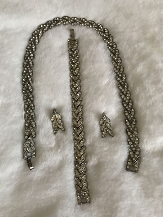 2 Seturi bijuterii, compuse din colier/bratara/cercei