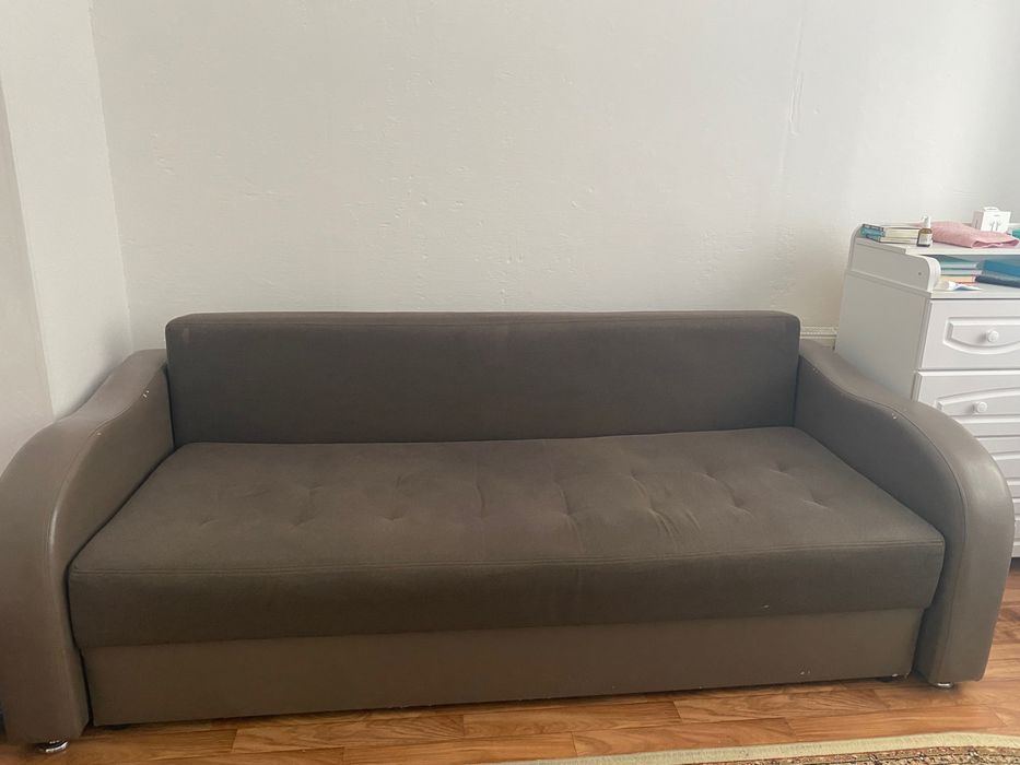 Диван коричневый