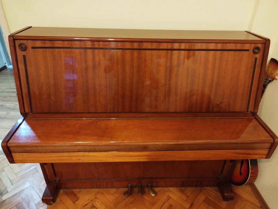 Руско пиано-модел LIRIKA