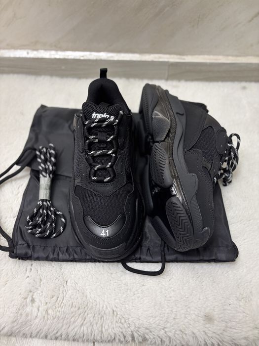 Balenciaga triple S •