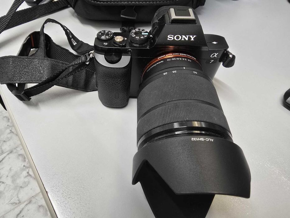 Фотоапарат SONY с два обектива