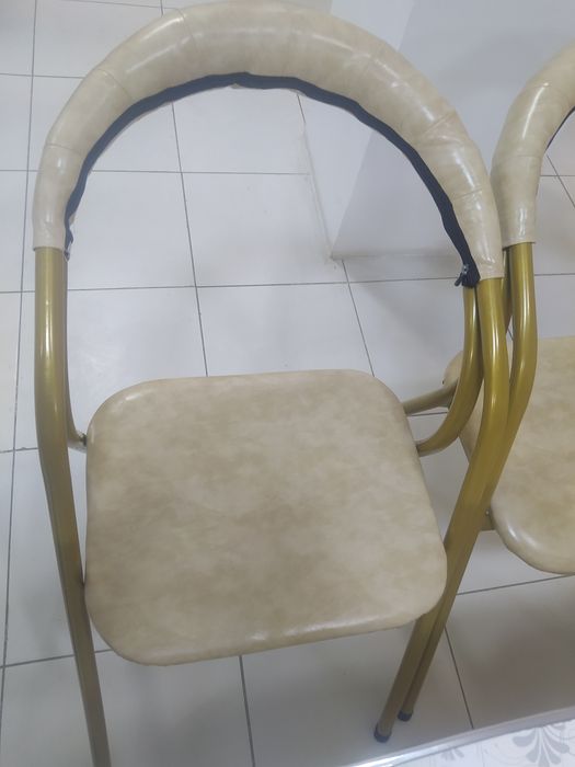 Стол стулья в новом состоянии