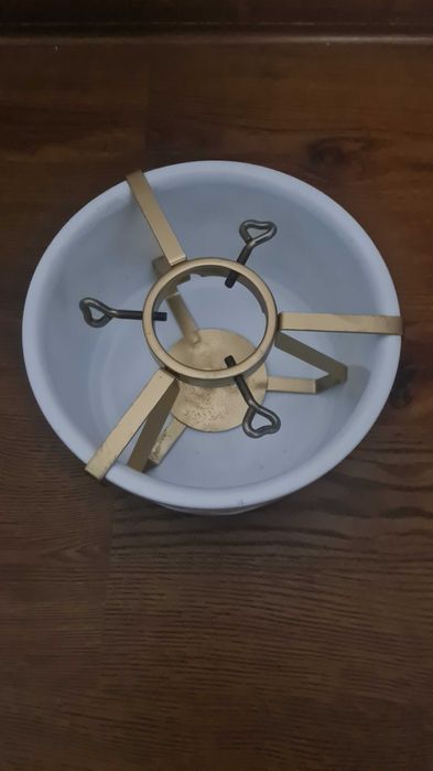 Керамична стойка в бяла за жива елха