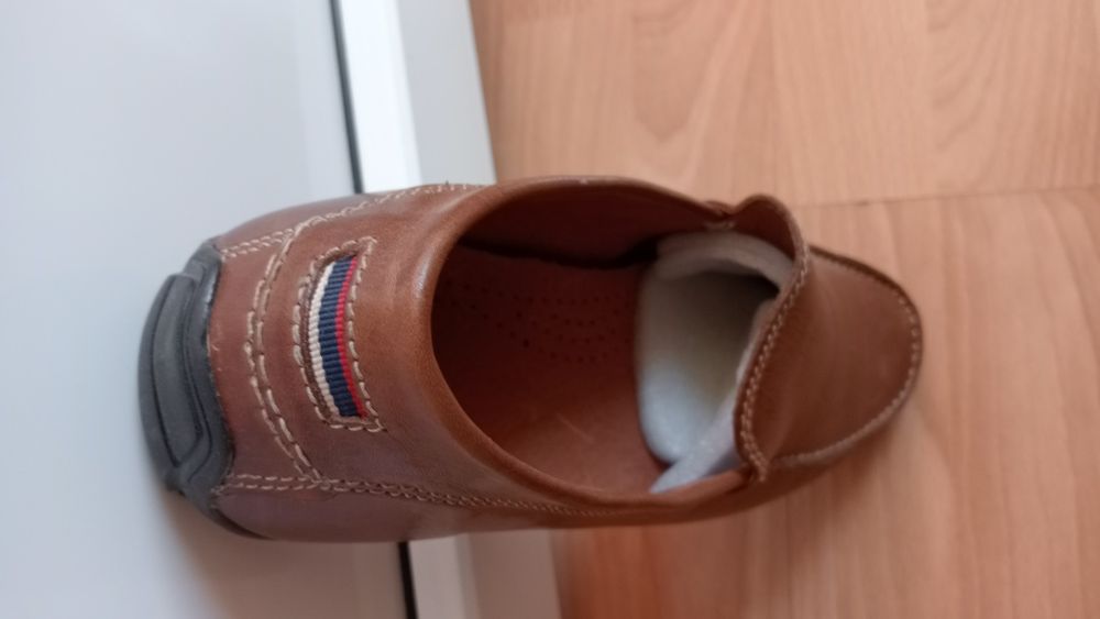 Mocasini din piele naturala.