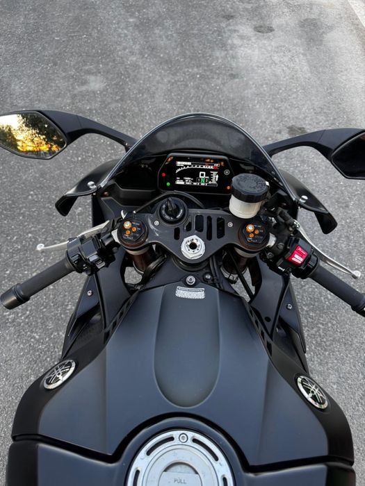 Yamaha r 1  supersport foarte agresiva