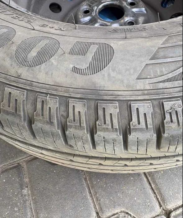 Anvelope All Season GoodYear EfficientGrip 215/70R16 Impecabile+ jante