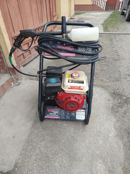 Vand curățitor cu presiune pe benzina