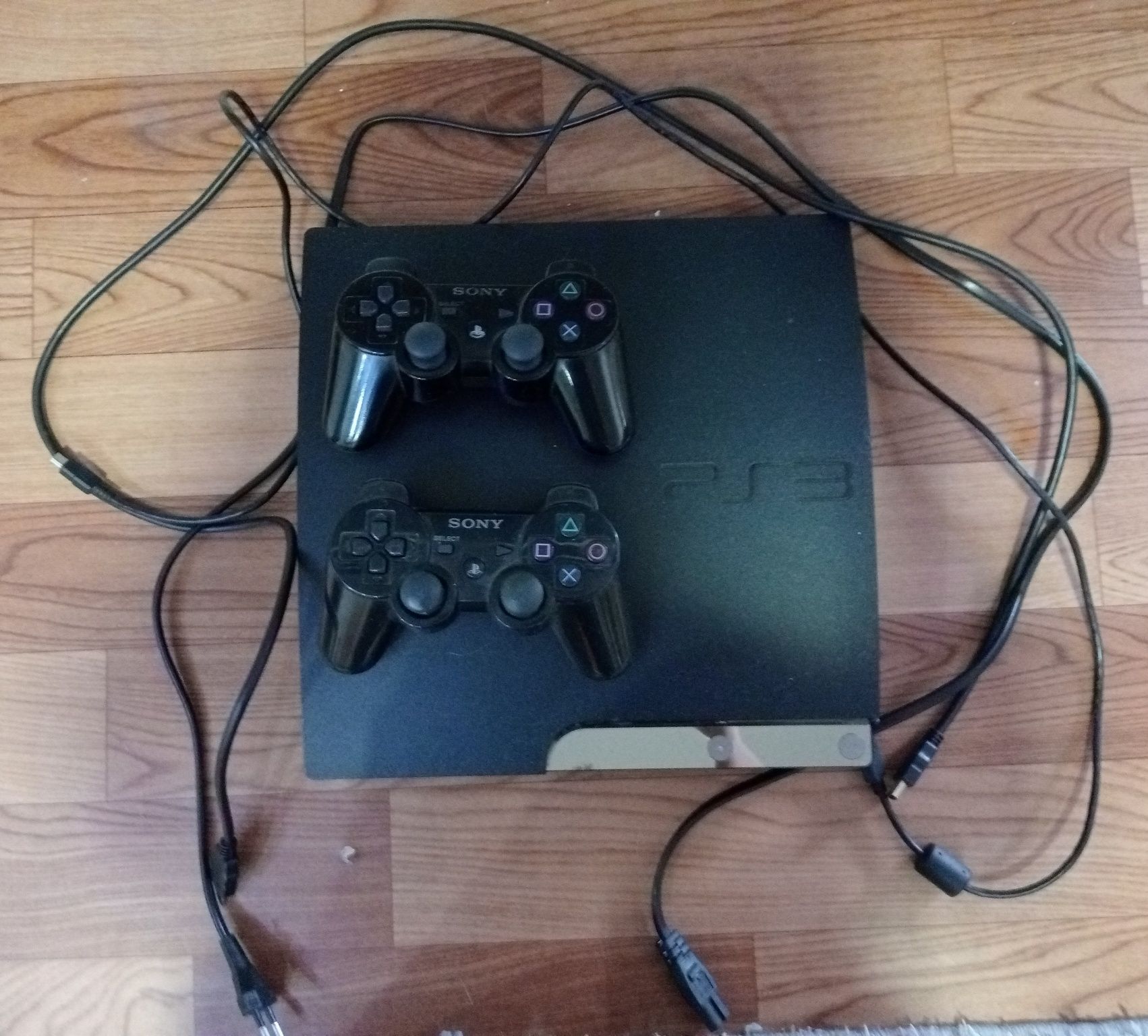 PS3 в комплекте с 2 сжестиками и проводаии