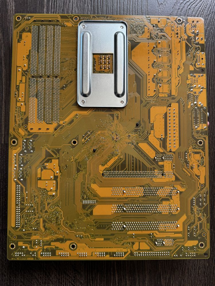 Дънна платка +  AMD процесор, охлаждане и кутия за комп.