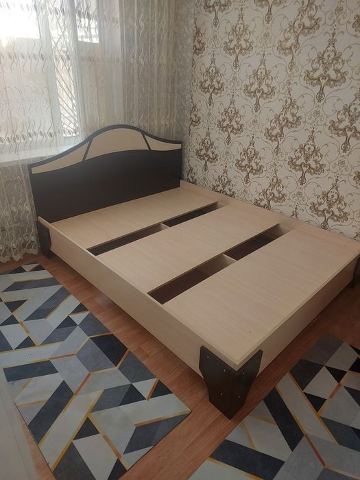 Кровать, диван кресло, ковры.