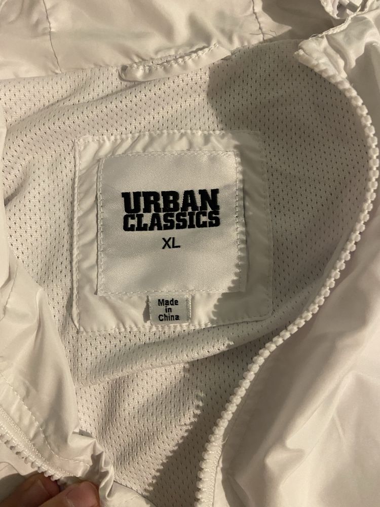 Продавам бяла ветровка Urban Clasic размер XL