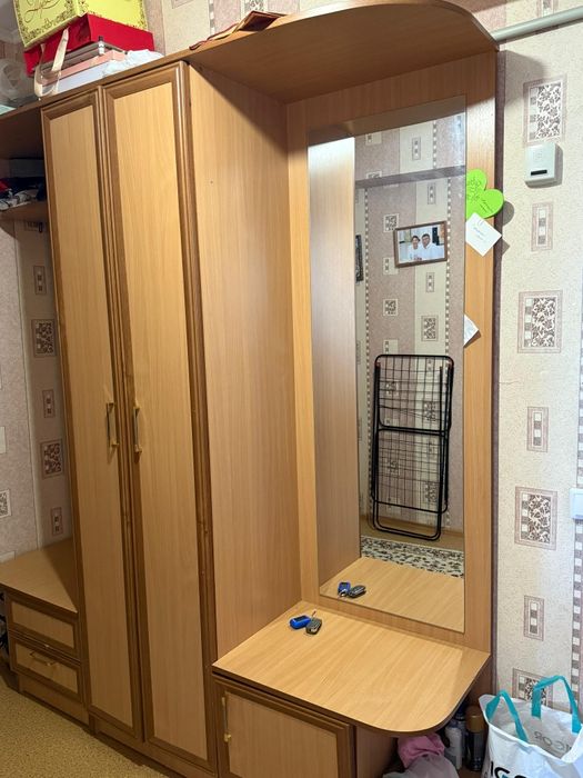 Продам прихожую шкаф
