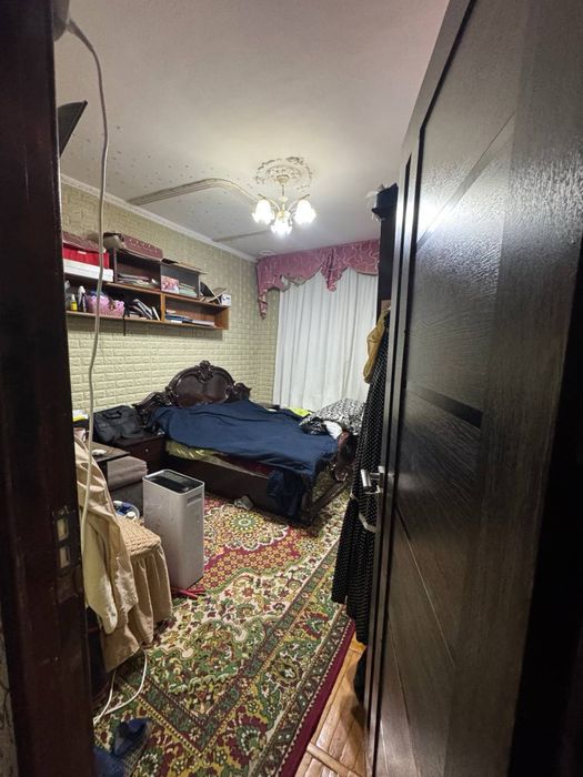 Продается 4-комнатная квартира, массив Ахмад Югнаки, начало массива