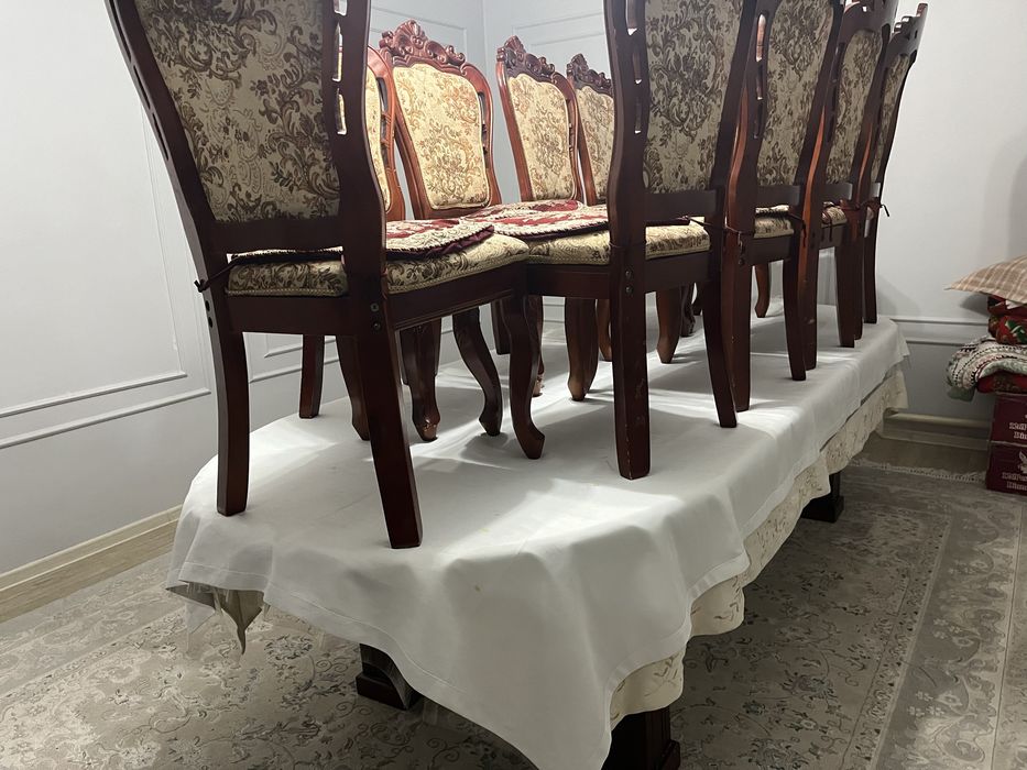 Большой стол для гостинной