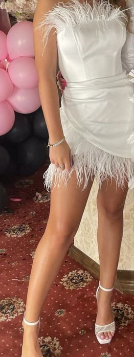 Rochie eleganta alba cu pene de struț NOUĂ , cu eticheta si cutie