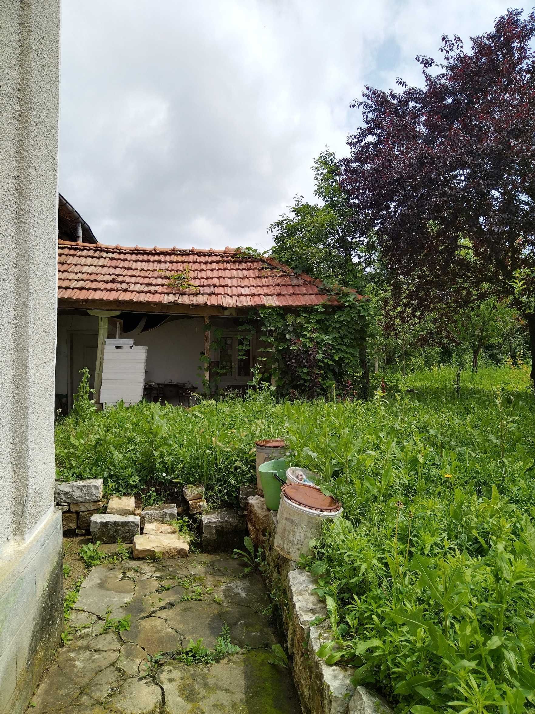 Масивна двуетажна къща в с.Ъглен, област Ловеч