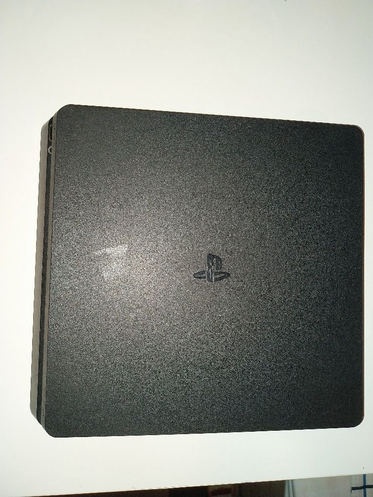 Продавам Playstation 4 Slim + Акаунт