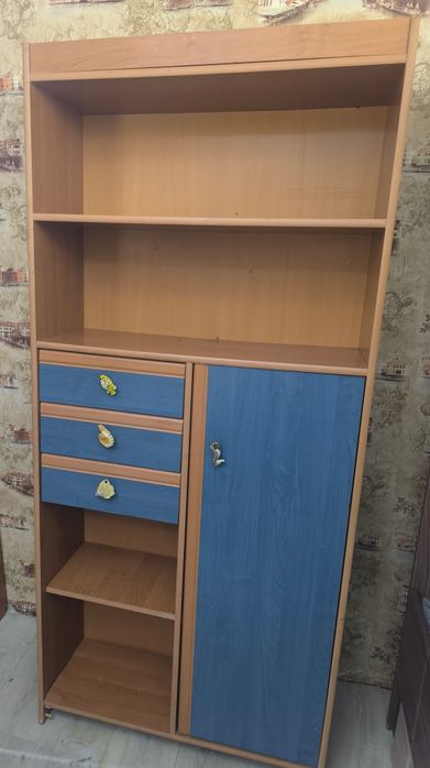 Продам стенку, стол есть. 10тыс, самовывоз с огонька