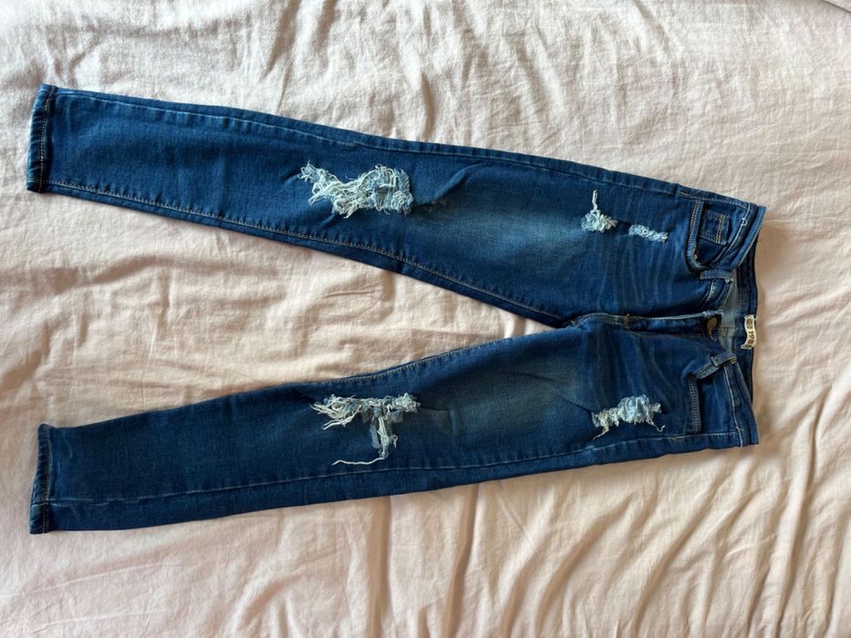 Скъсани еластични дънки