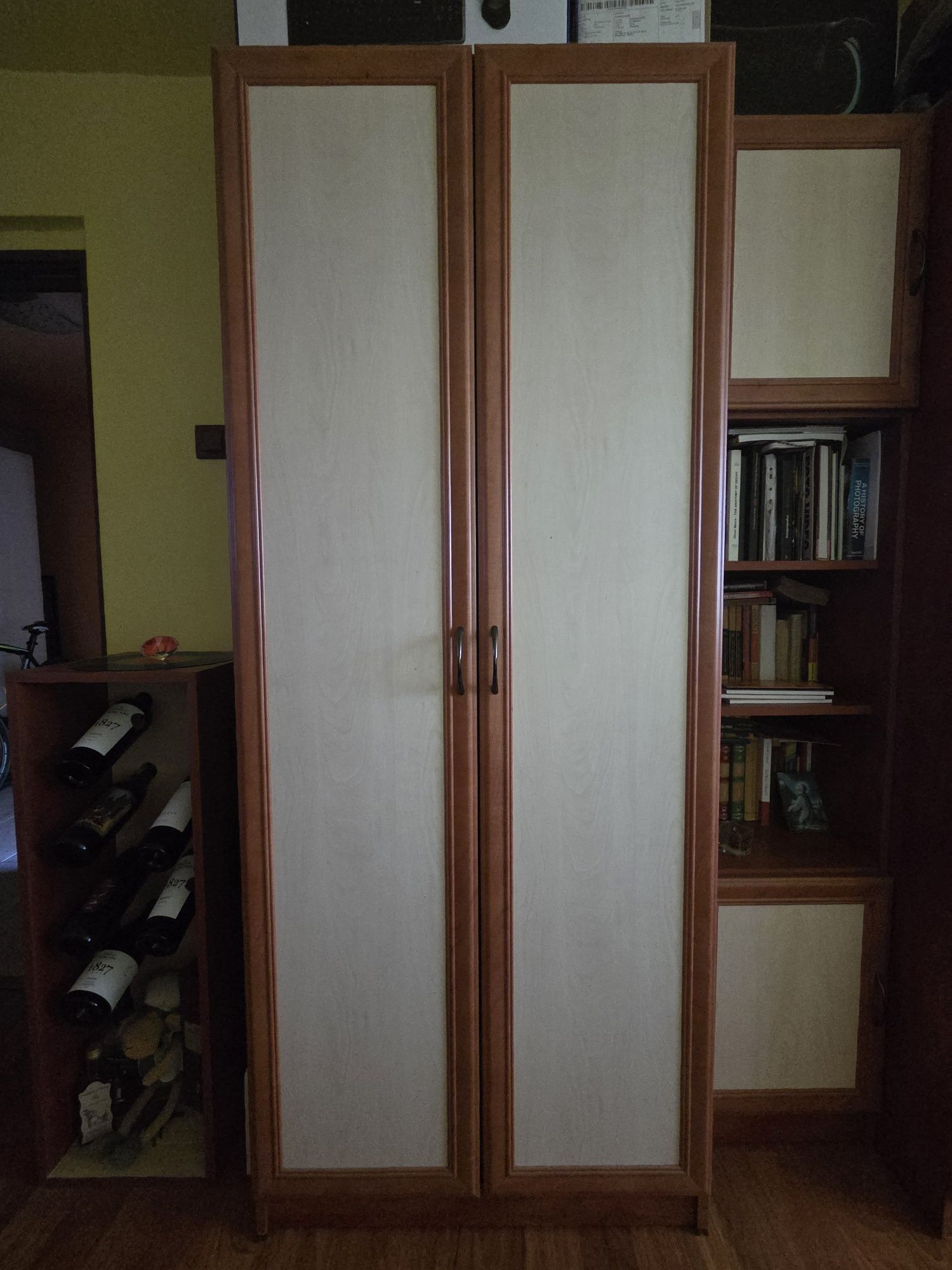 Vand mobila sufragerie, cu biblioteca