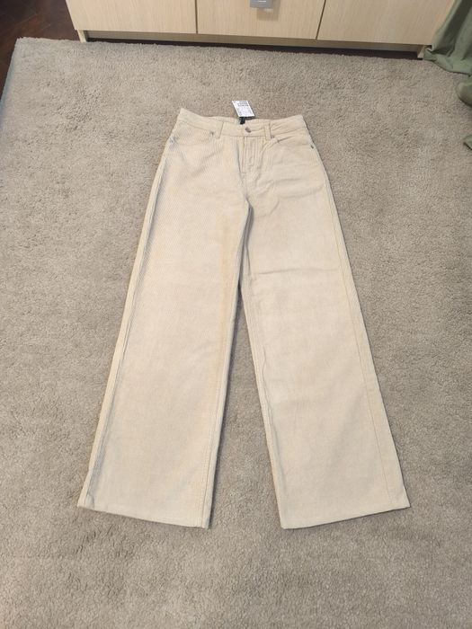 Pantaloni din catifea reiată (H&M)