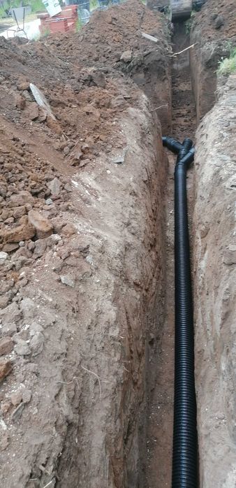 Услуги със багер 3т, самосвал и платформа.