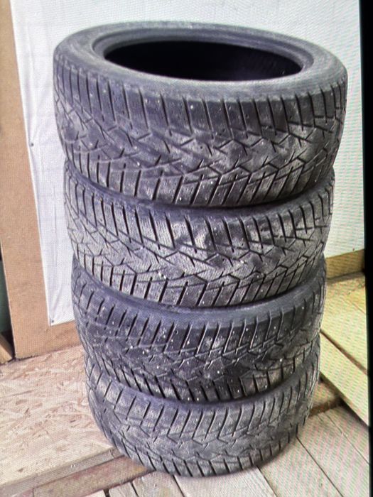 Продам шины зимные шипованные 215/55/17
