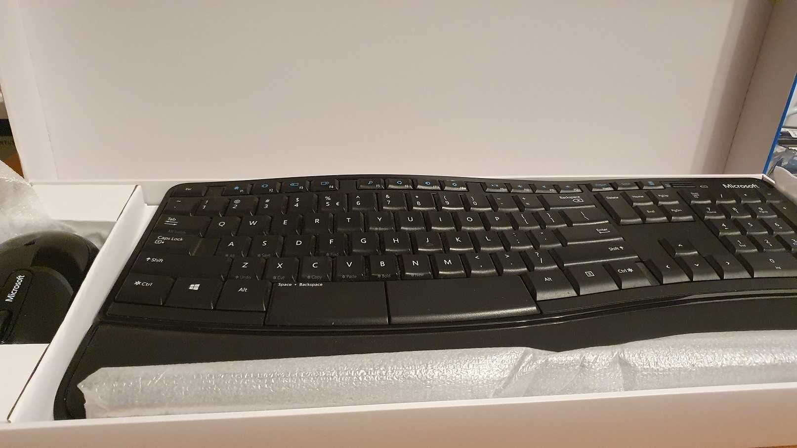 Kit Tastatura + Mouse Microsoft Sculpt Comfort Desktop, Wireless,Negru