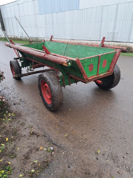 Vând căruță pe lemn e in stare bună