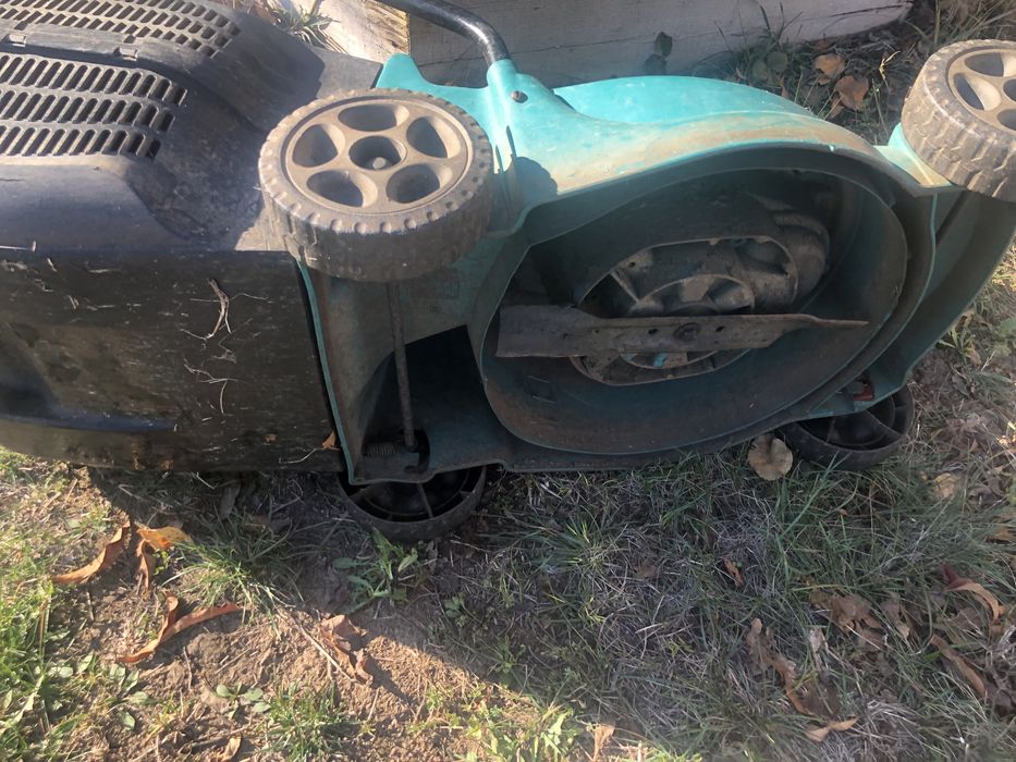 Maina de taiat iarba defecta Bosch Rotak 3200