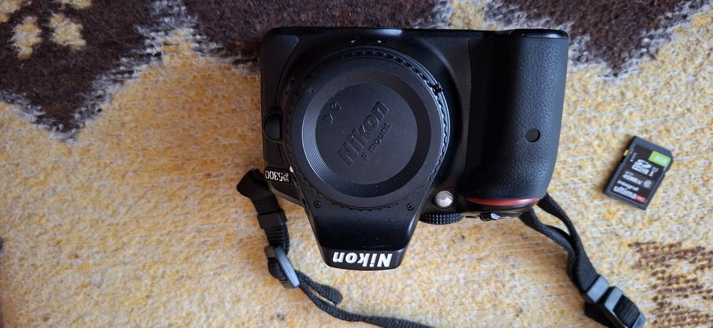 Vând Nikon d5300 stare buna de functionare cu tot  cu 4 obiective