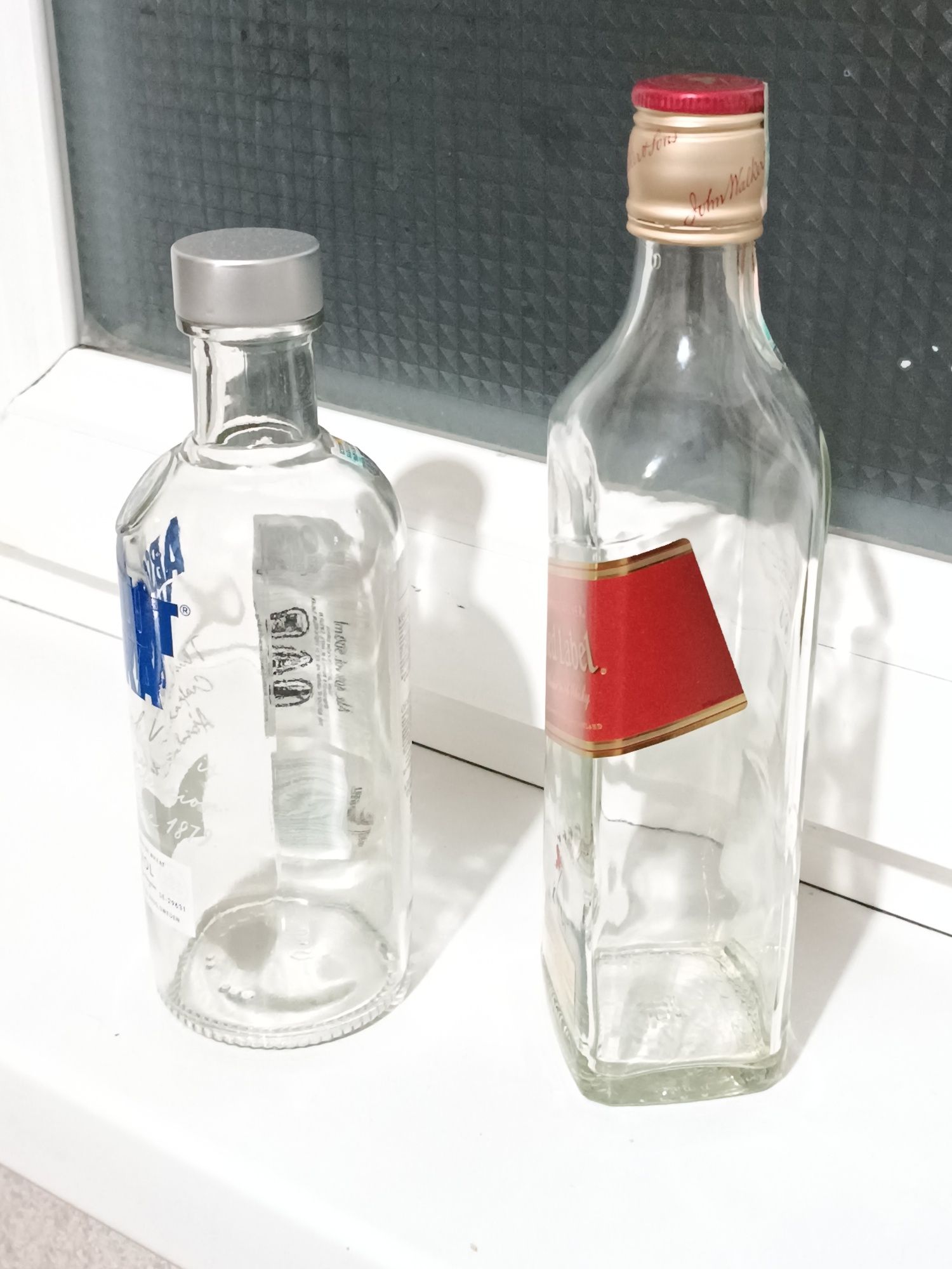 Стеклянная бутылка из под алкоголя, пустая
