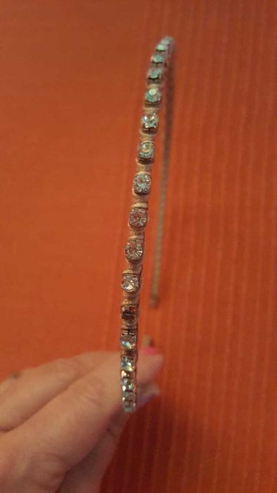 Vând brelocuri, lanțuri, brățară și o cordeluță