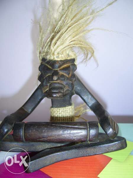 Дървена фигурка 'Мъж с тарамбука"