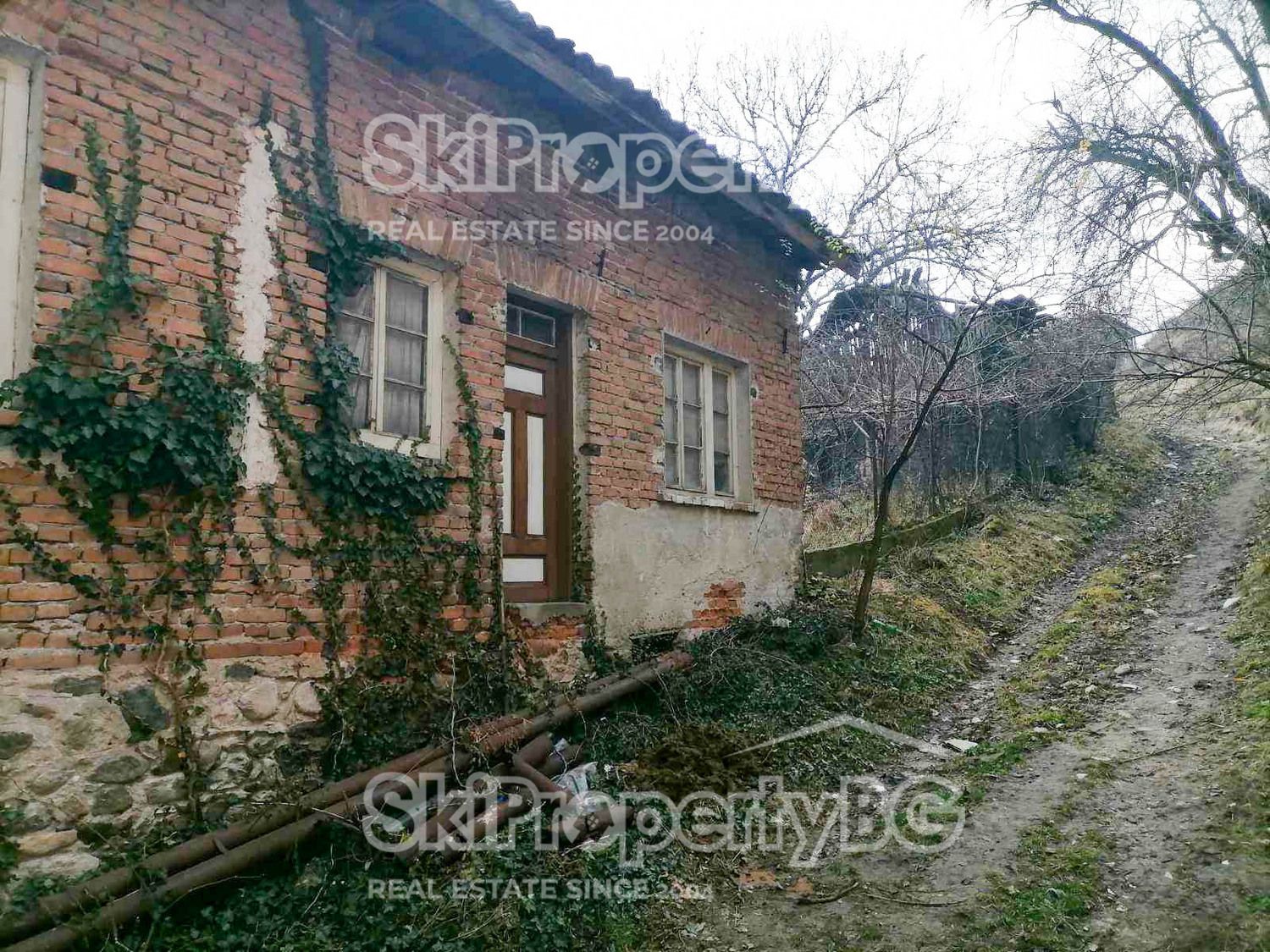 Двуетажна къща с голям парцел в село Елешница!