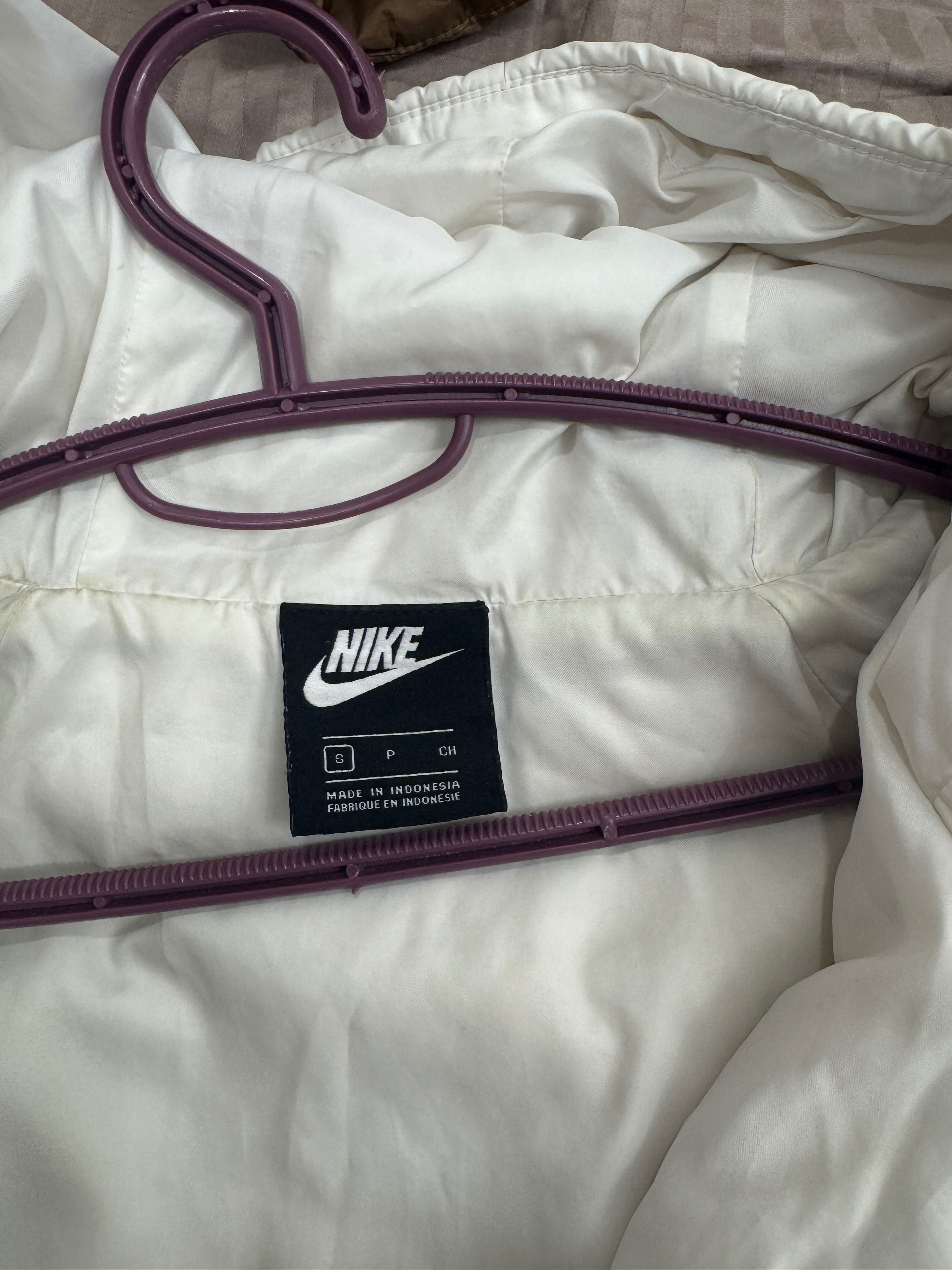 Зимно бяло оригинално яке на nike