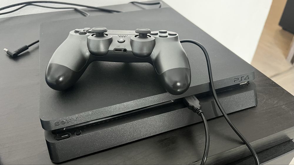 Vand Playstation 4 slim