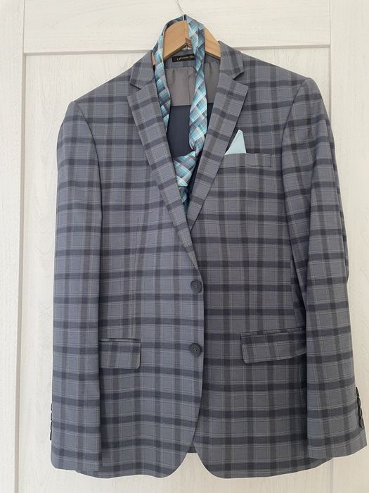 Продам мужской костюм на выпускной вечер,46 размер