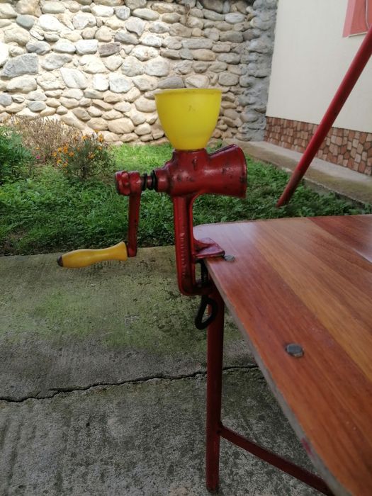 Mașina măcinat nuci romaneasca